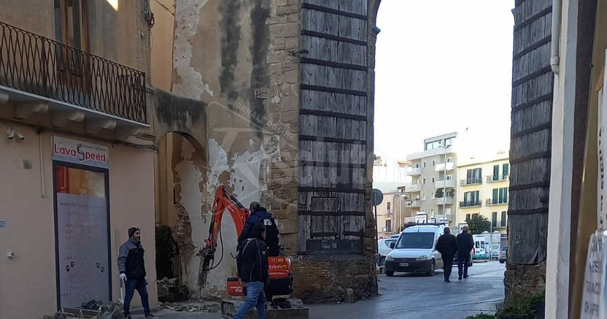 Lavori in corso alla rete fognaria in piazza Marconi a Sciacca