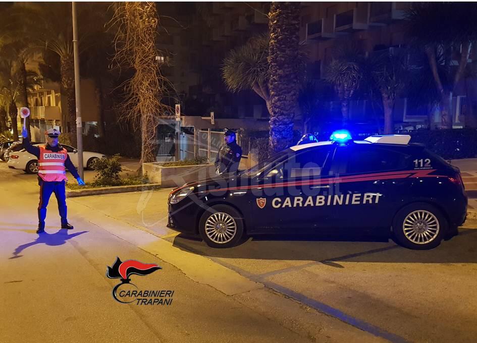 Trapani, rubano una macchina nella notte e si schiantano contro le auto in sosta