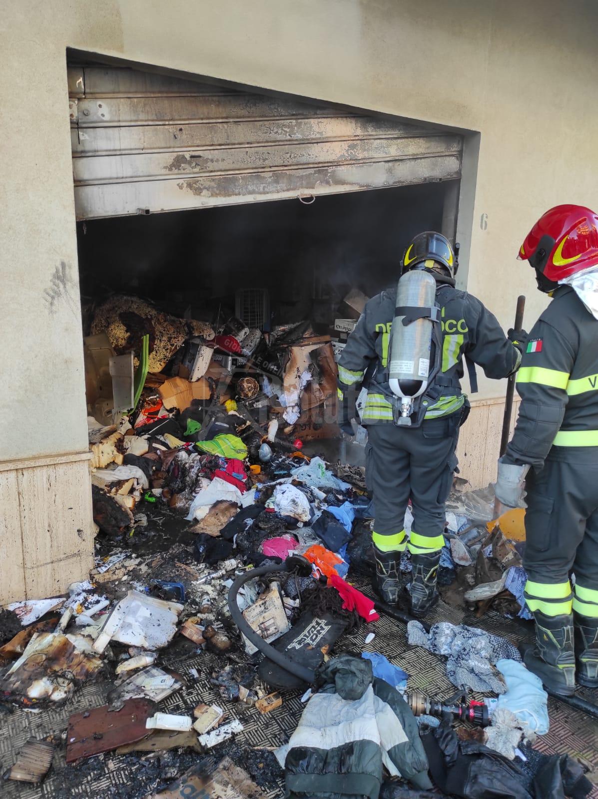 Incendio in un garage della Perriera a Sciacca, intervento dei vigili del fuoco