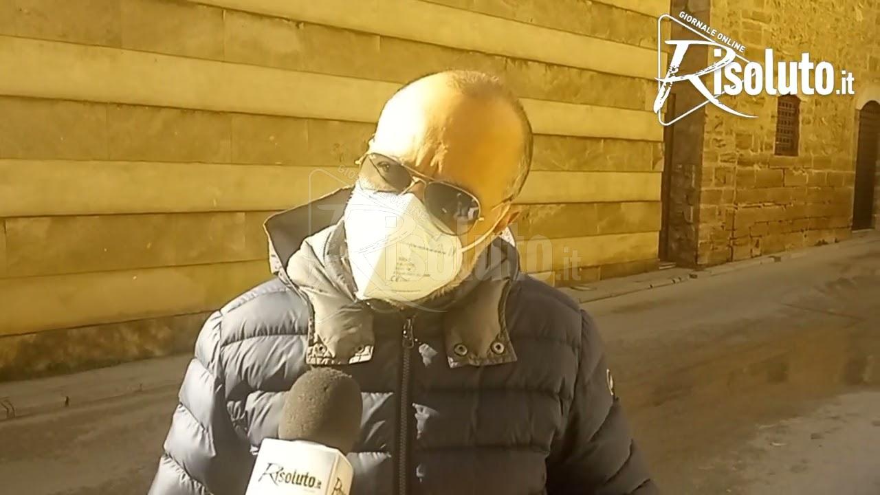 In via Licata a Sciacca davanti alla scuola oltre alla perdita idrica anche la puzza di fogna (Intervista)
