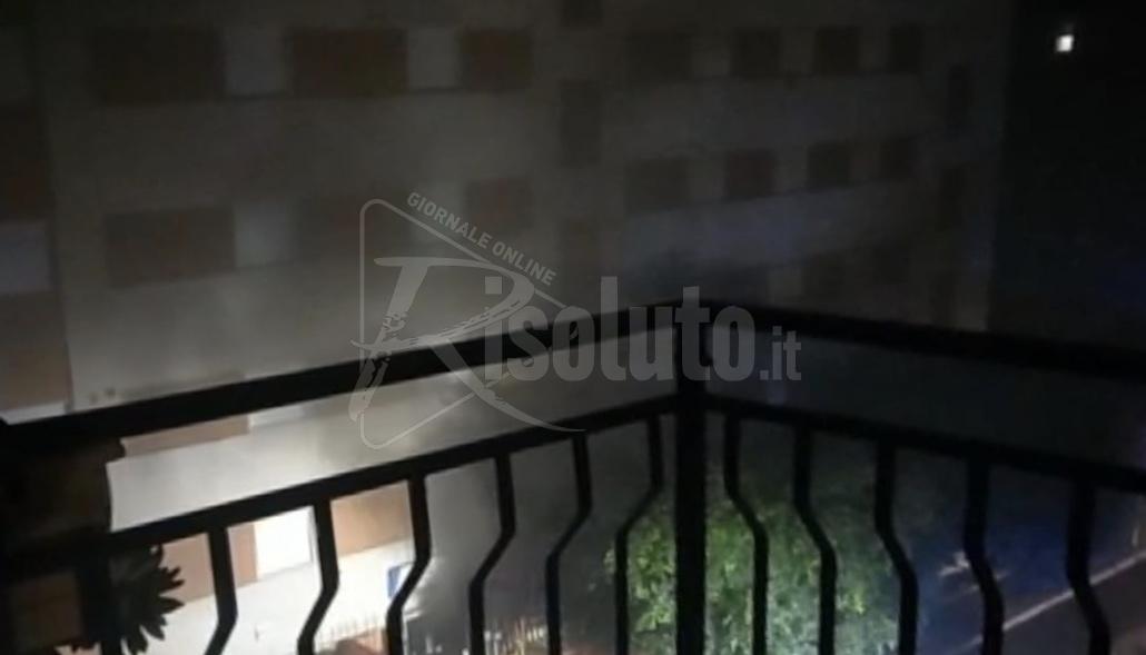 Prima un boato e poi il fumo nero che usciva dall’Agenzia delle Entrate