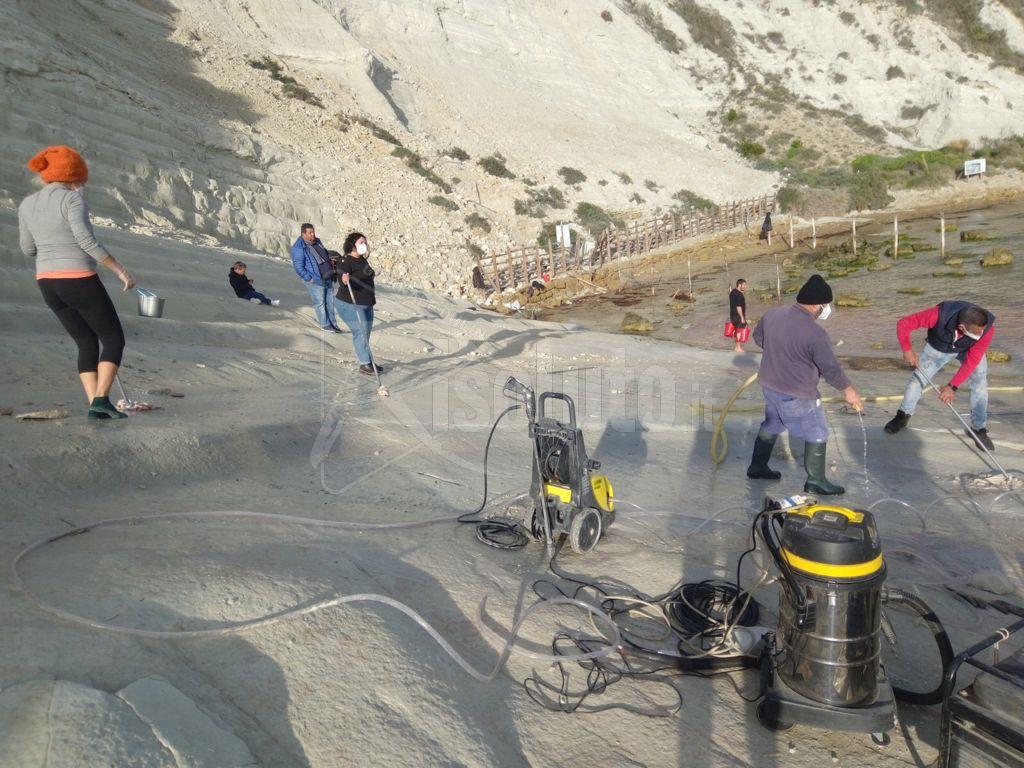 Eliminate le macchie da Scala dei Turchi, Musumeci: "Gara di civismo"