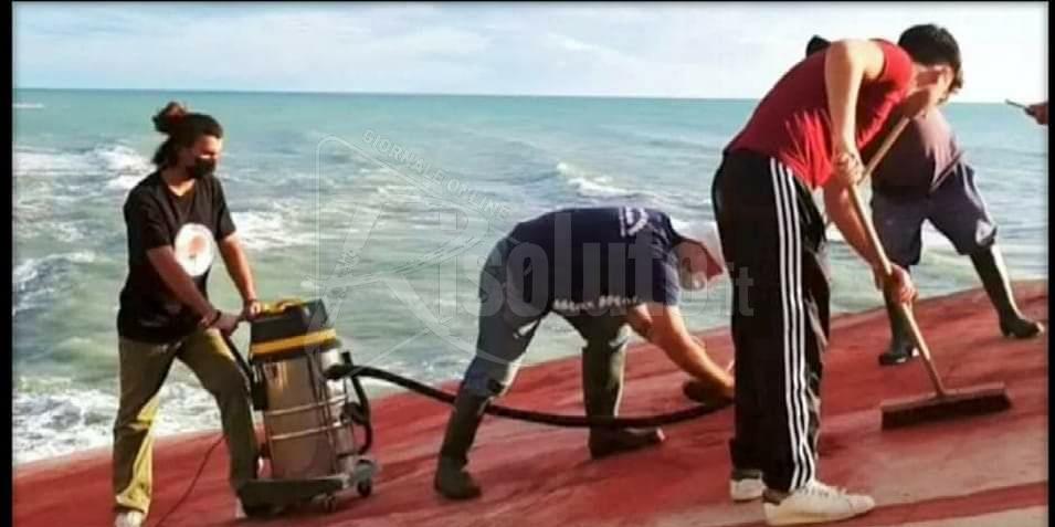 Operazioni di pulizia sulla marna di Scala dei Turchi deturpata dai vandali
