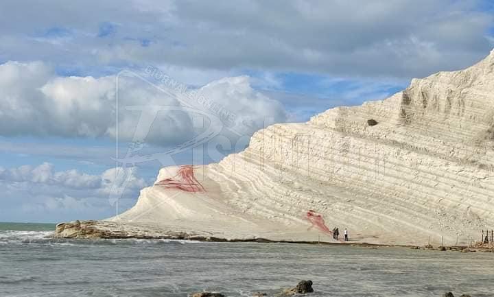 Deturpata con polvere da intonaco rosso la marna bianca di Scala dei Turchi