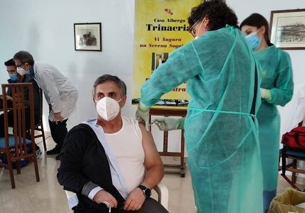 Focolaio Covid in una casa di riposo di Sciacca, ma grazie ai vaccini anche i nonnini stanno bene