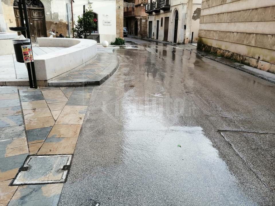 Perdita idrica massiccia tra via Licata e piazza San Vito a Sciacca, urge intervento