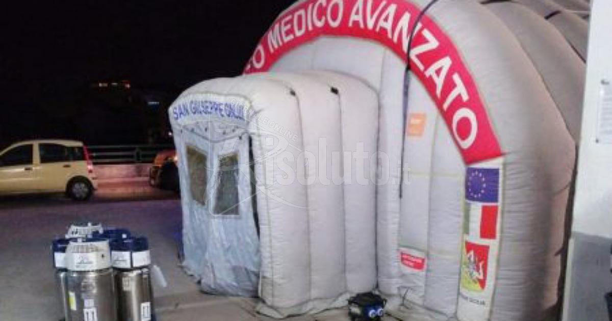 Un ospedale da campo montato nella notte all'ospedale Cervello di Palermo