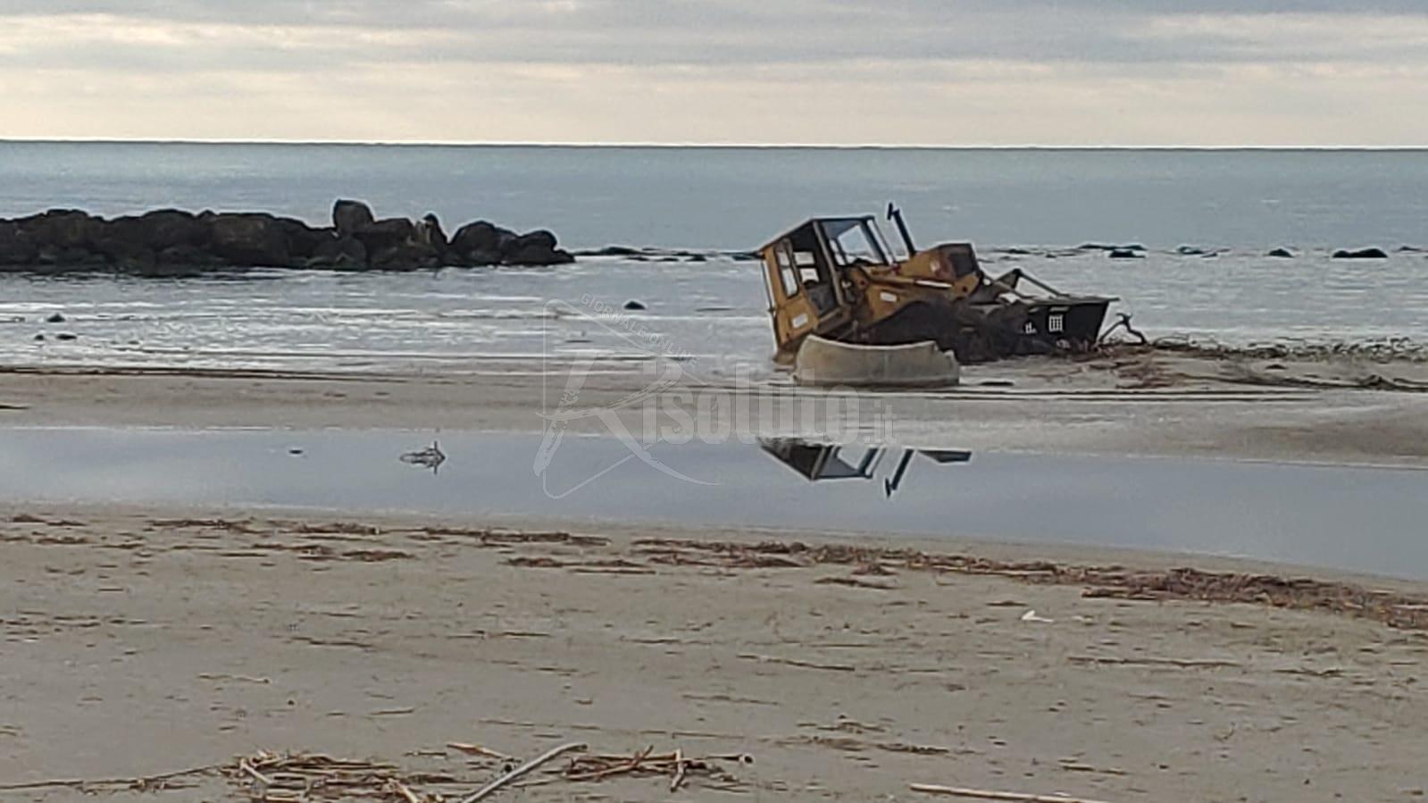 Mezzo al lavoro resta impantanato sulla spiaggia della Foggia a Sciacca