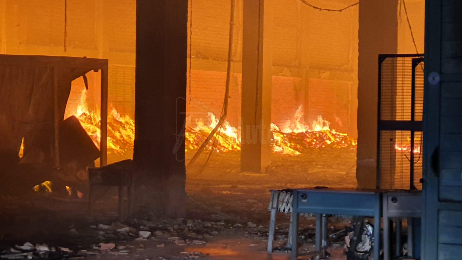 Grosso incendio in un capannone lungo la statale 115 per Licata