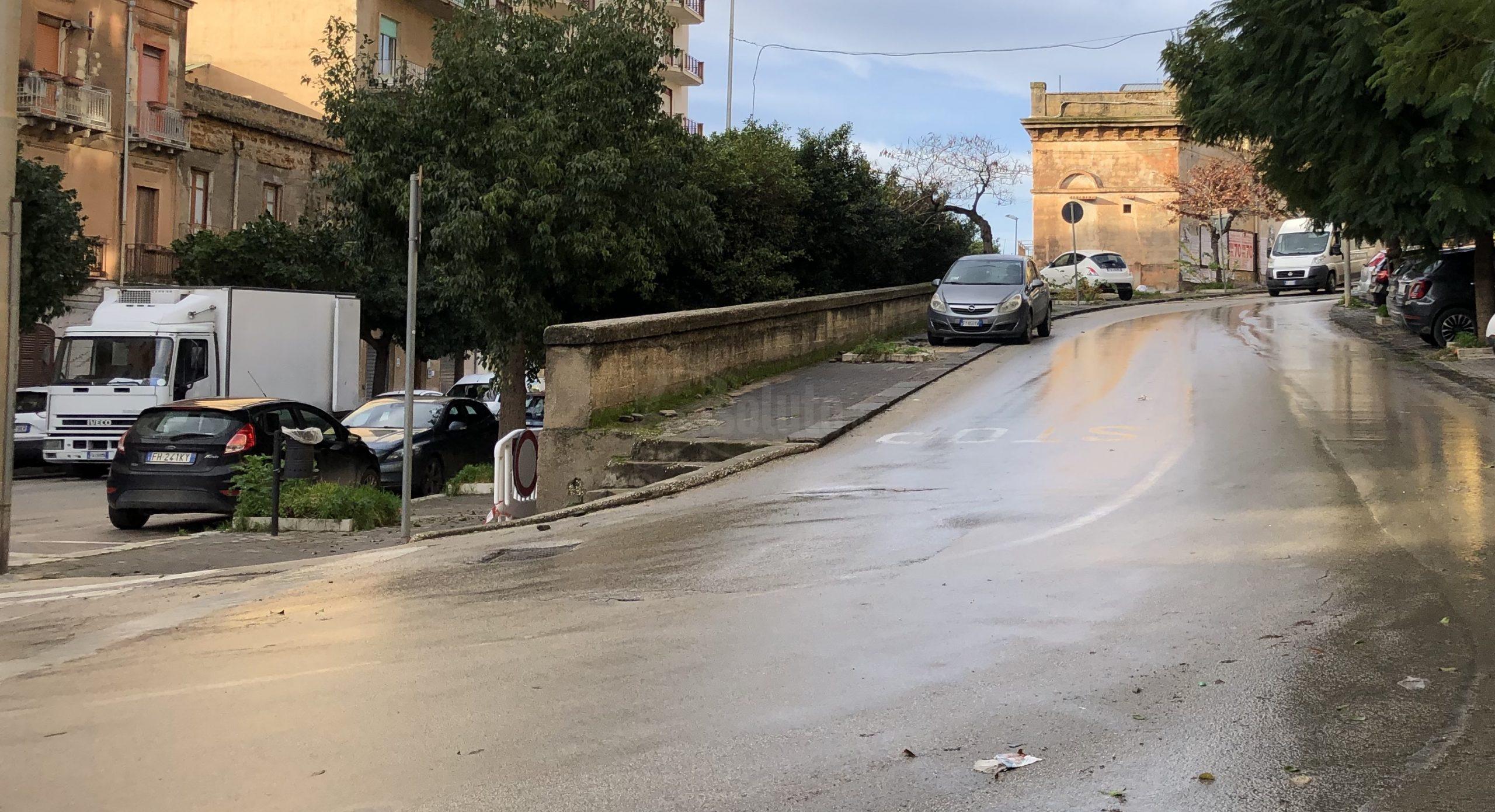 Via Valverde a Sciacca sempre allagata, pericolo anche per i pedoni