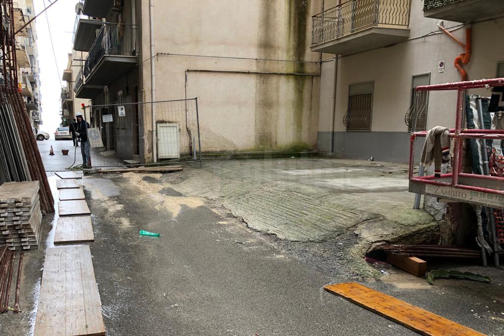 Rottura idrica in via Meli, impossibile il transito dei pedoni
