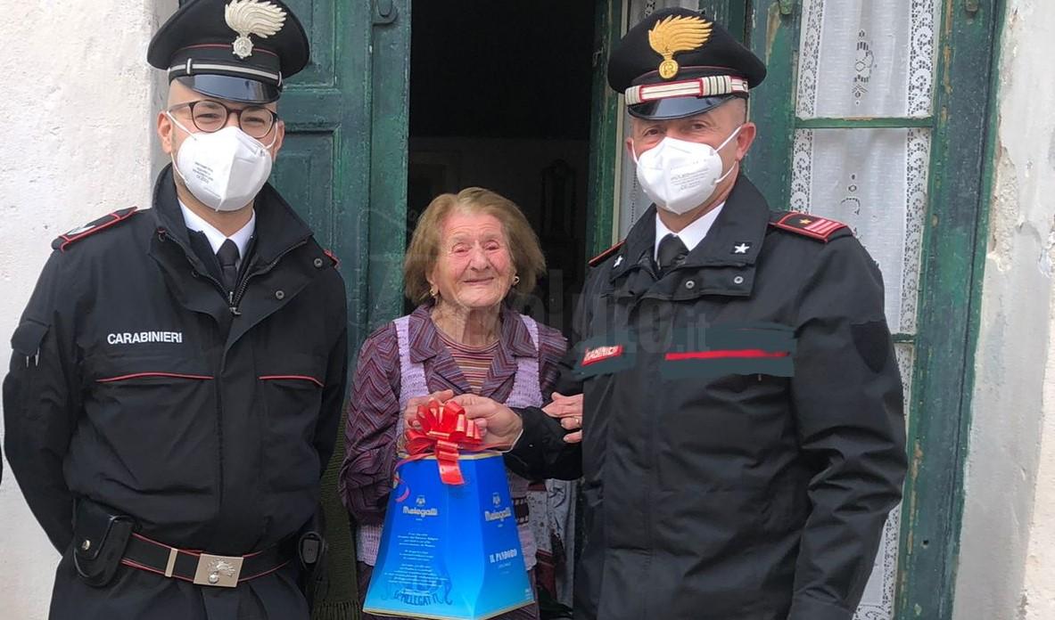 Ultracentenaria vive da sola nell'isola di Favignana, a Natale panettone e un pò di compagnia dai carabinieri