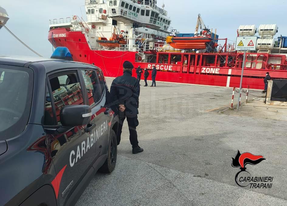 L'Ocean Viking sbarca a Trapani con 114 soggetti bordo, i carabinieri di Trapani presenti all'arrivo