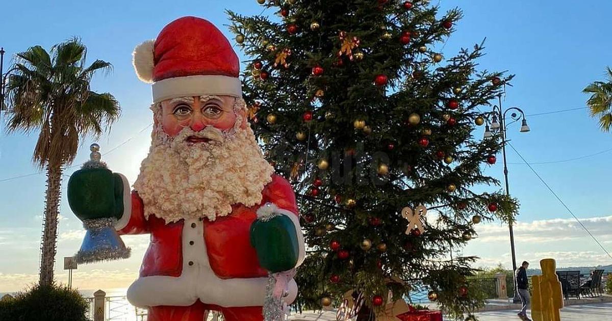 Babbo Natale in cartapesta nella piazza di Sciacca a ricordare il suo Carnevale