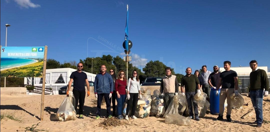 A Menfi assessori e consiglieri comunali contribuiscono a pulire la spiaggia di Lido Fiori
