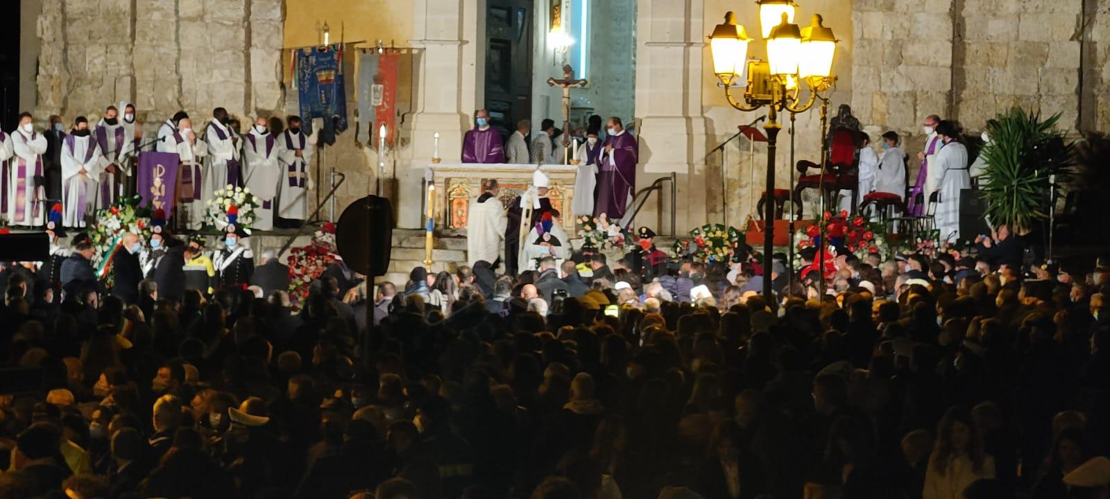 Funerali della tragedia di Ravanusa, il vescovo Damiano: "Maggiore responsabilità e un controllo più attento avrebbe potuto forse evitarla"