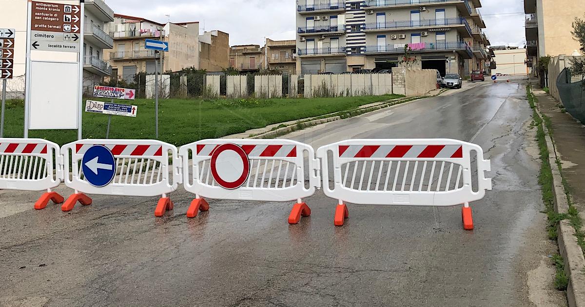 Chiusa al transito da due settimane via delle Begonie a Sciacca e tutto tace