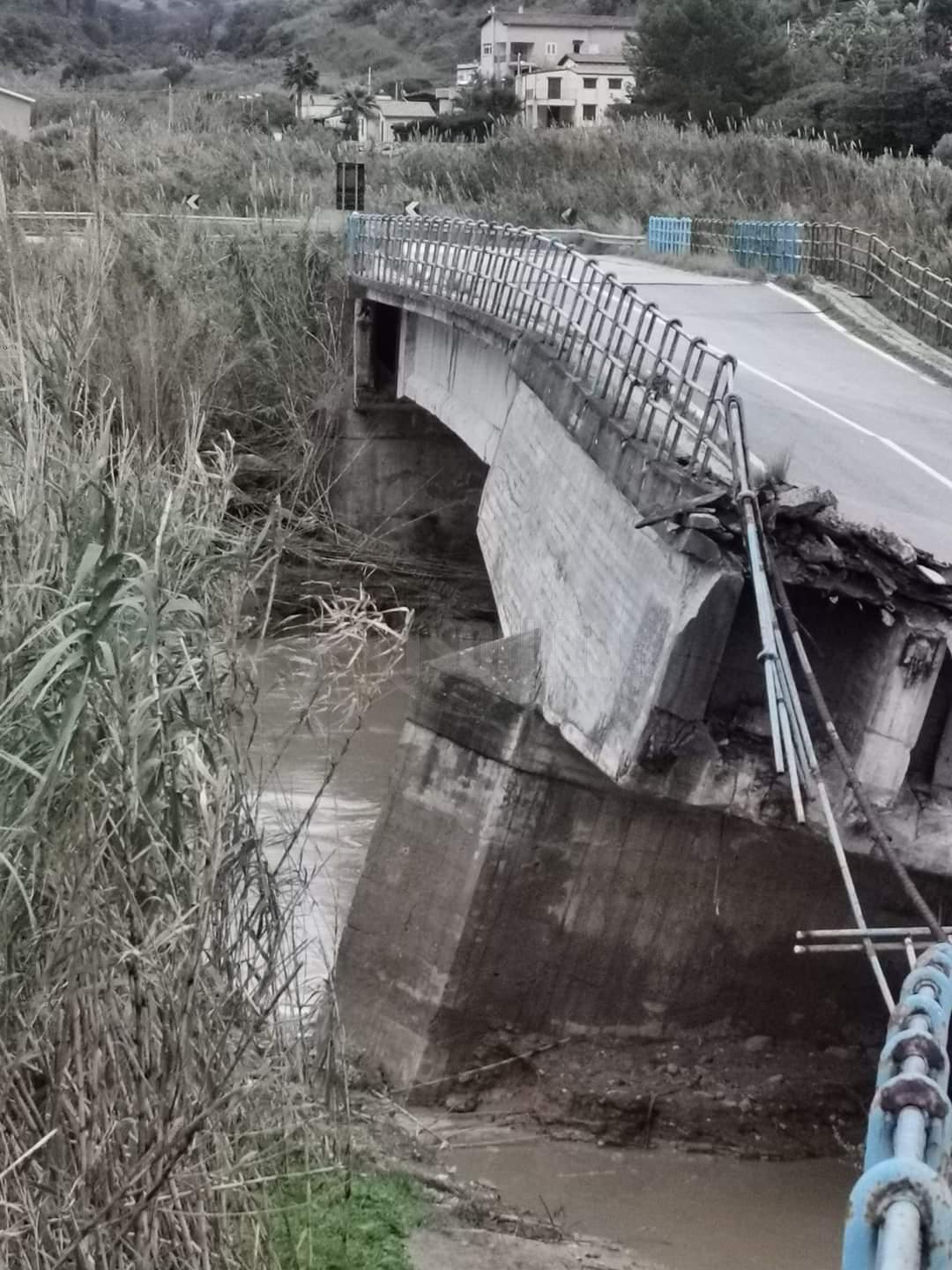 Cede il ponte San Bartolomeo tra Alcamo e Castellamare, chiusa in parte la statale 187