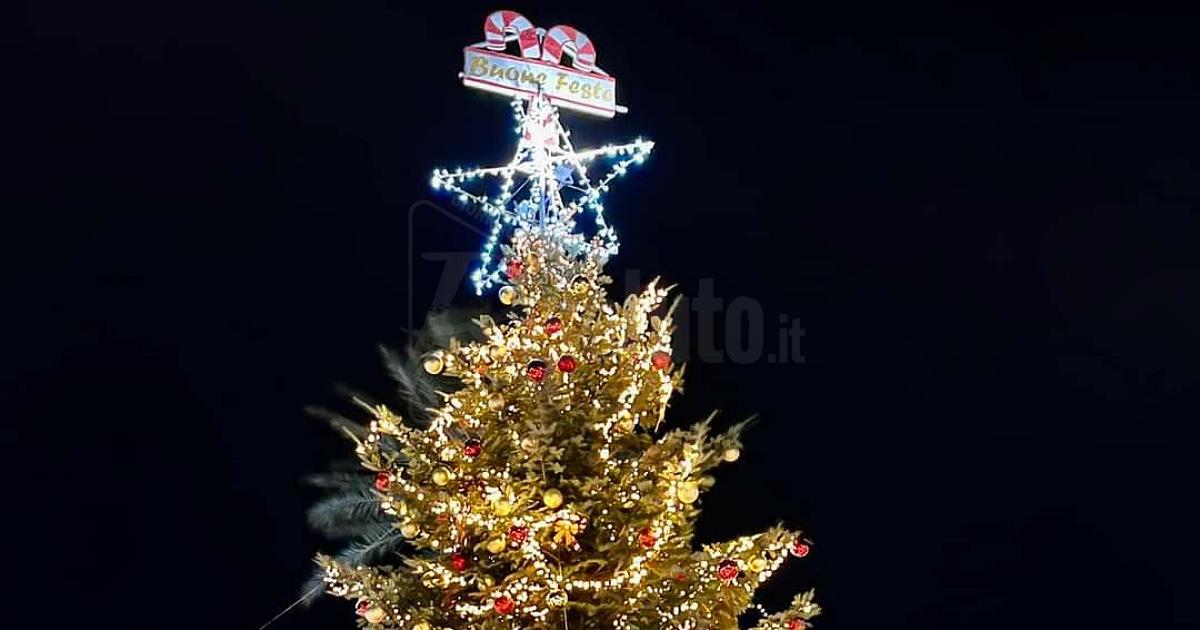 Si accende l'albero di Piazza Scandaliato e le luminarie, ma non ancora disponibile il programma natalizio a Sciacca