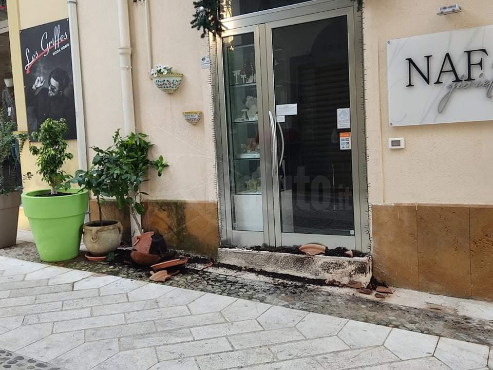 Atti vandalici nella notte in via Garibaldi a Sciacca, danneggiati vasi  di una gioielleria