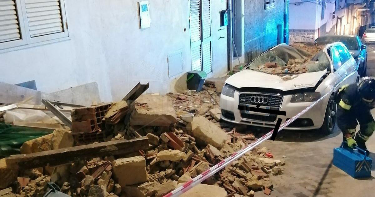 Cede un muro e un balcone in via Fratelli Cervi a Ribera, danni alle auto in sosta