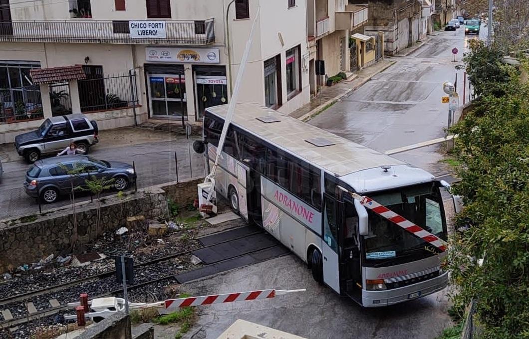 Denunciato l'autista del pullmann rimasto ieri incastrato al passaggio a livello di Castelvetrano