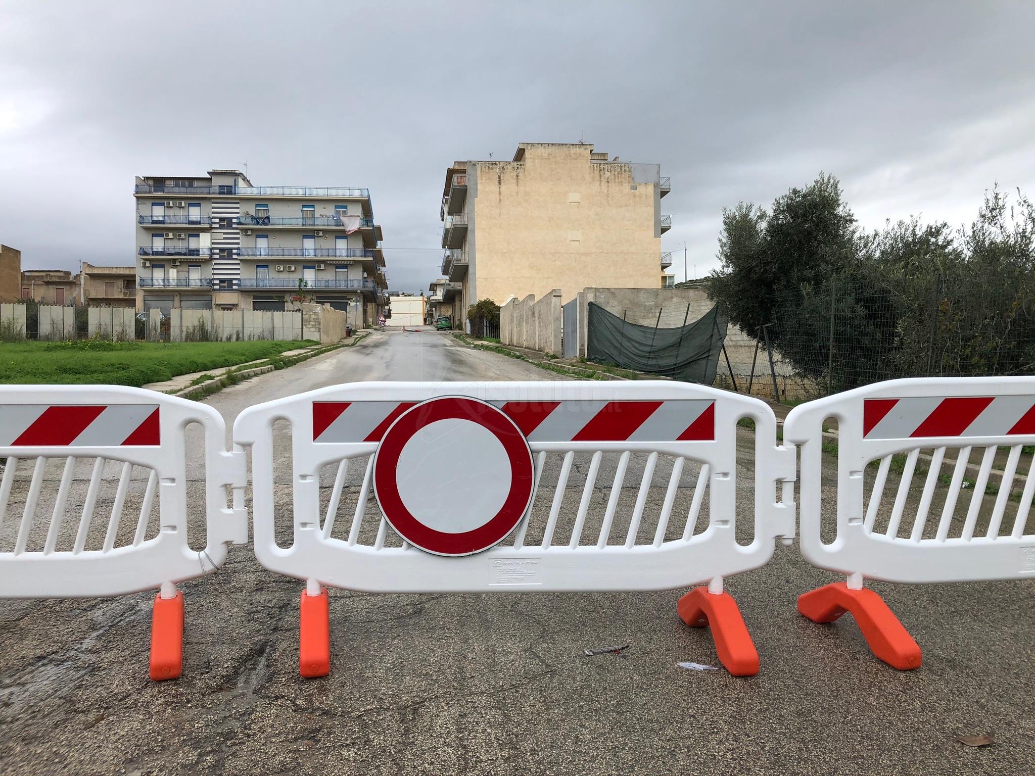 Via delle Begonie a Sciacca, tutto tace e la strada rimane chiusa al transito con le transenne