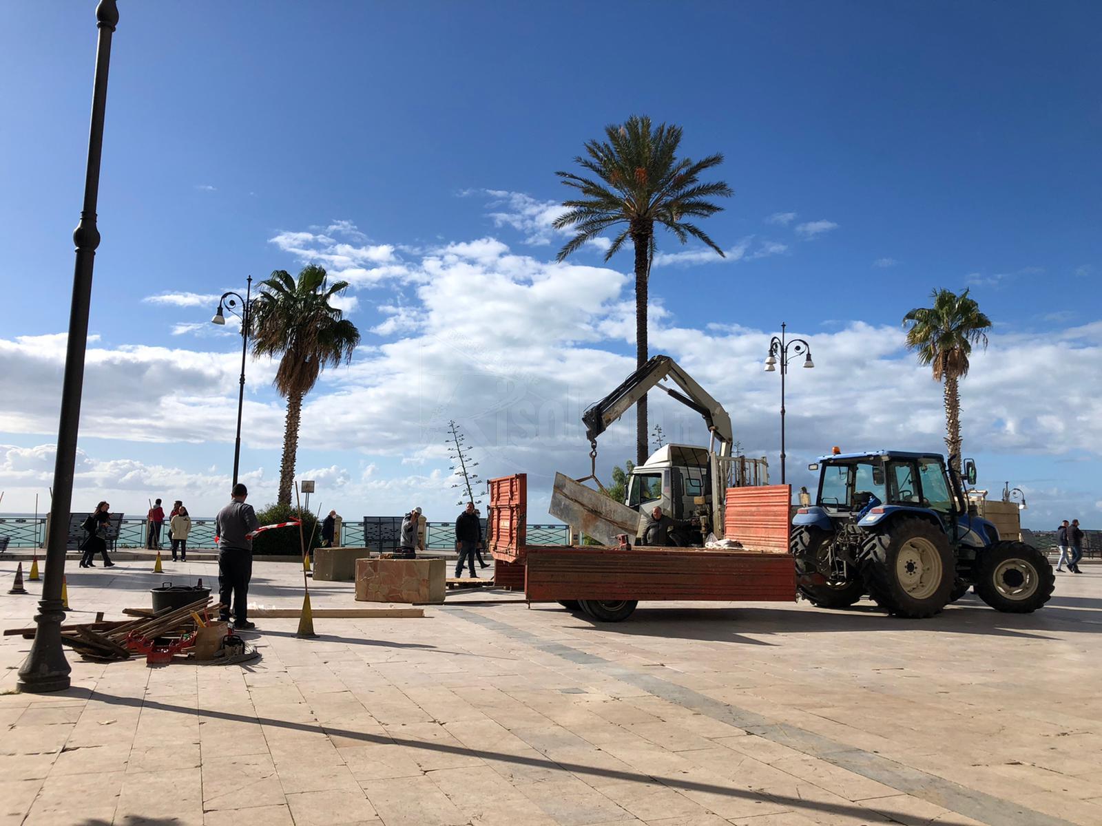 Addobbo della città di Sciacca in corso, arriva in piazza Scandaliato il tradizionale albero