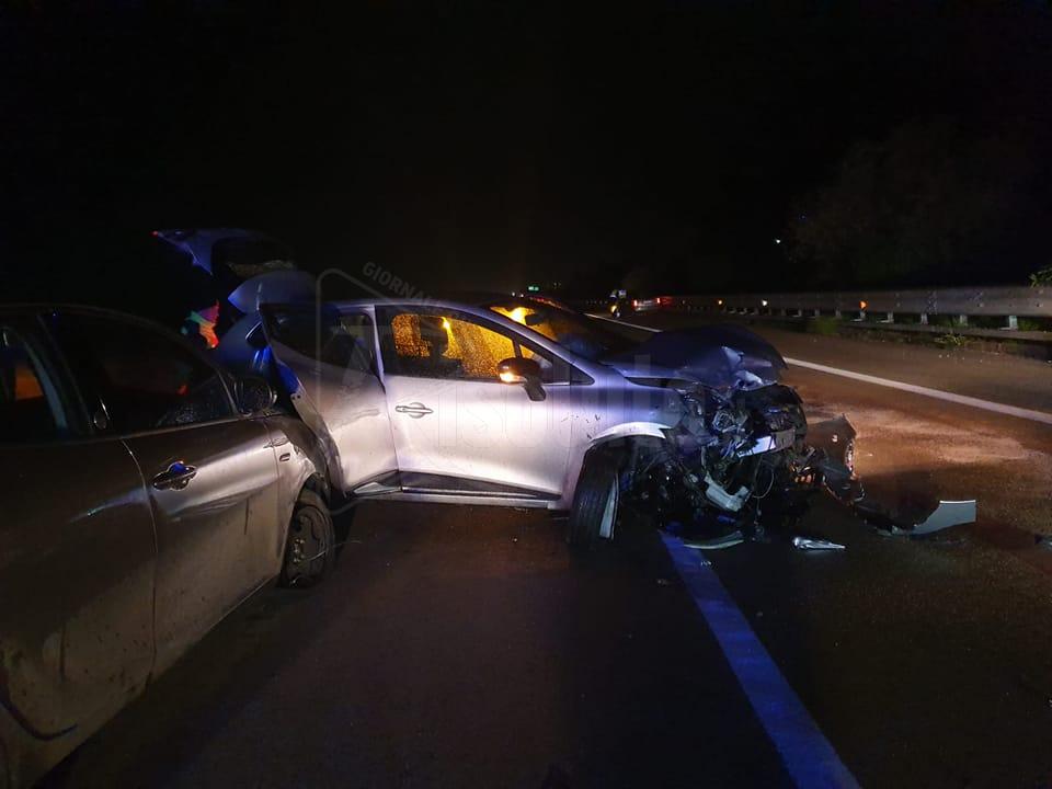 Masso sull' autostrada A29 finisce su un'automobile, illeso un medico di Castellamare