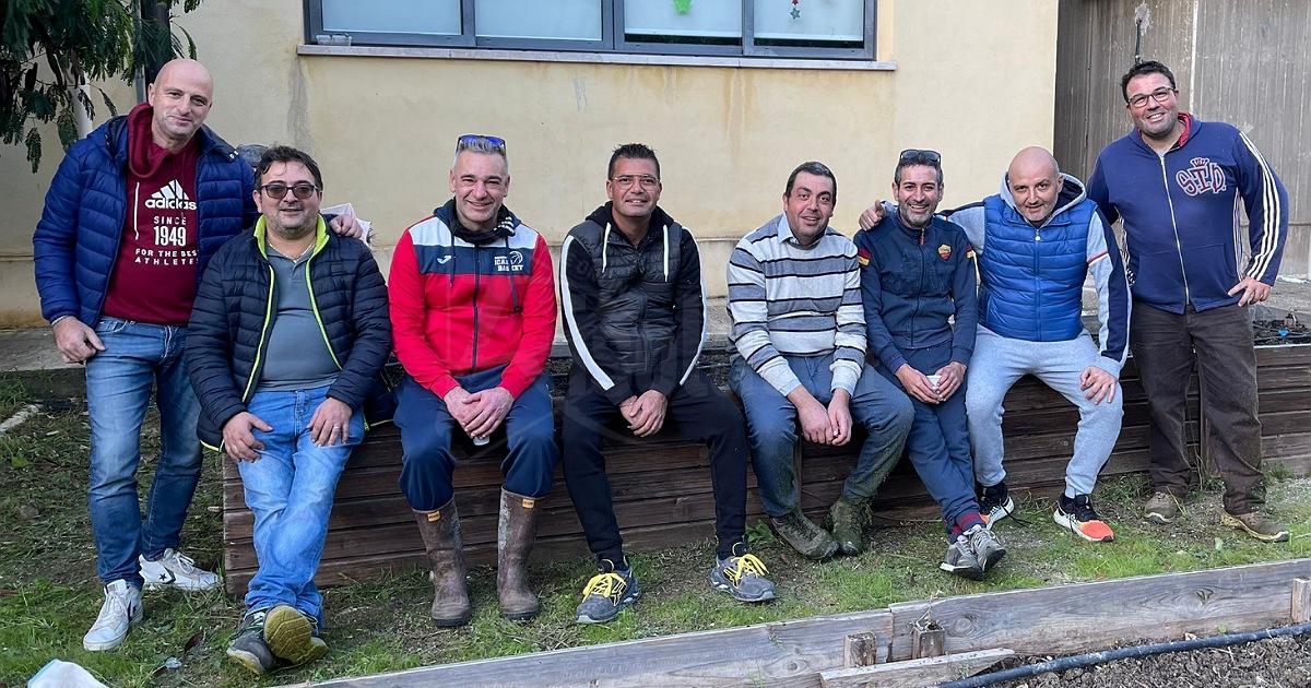 A pulire il giardino della scuola Mariano Rossi a Sciacca ci pensano i genitori degli alunni