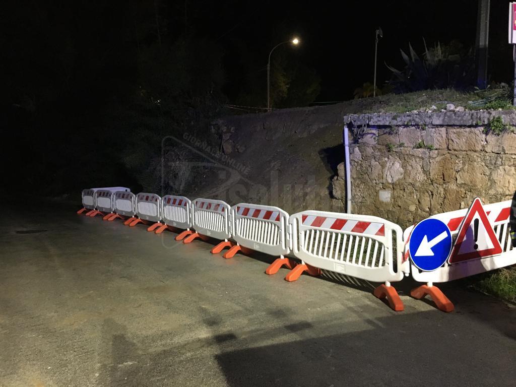 Riaperta via Ghezzi a Sciacca, sgomberata dai detriti del muro e cinta da transenne