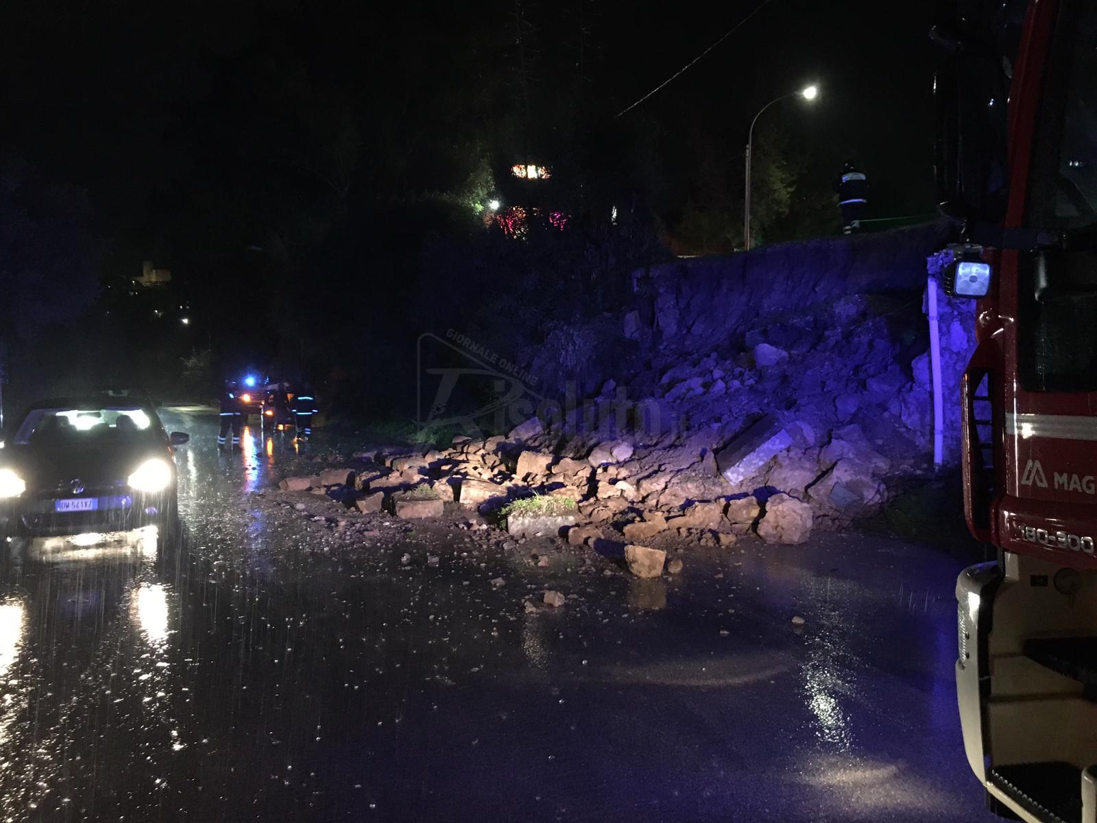 Cedimento di un muro in via Ghezzi a Sciacca, materiale in strada e viabilita' interrotta in un senso