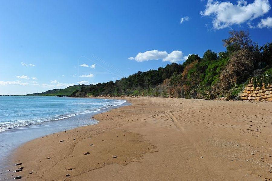 Otto nordafricani approdano a Sovareto, sbarco fantasma stamane sulla spiaggia di Sciacca