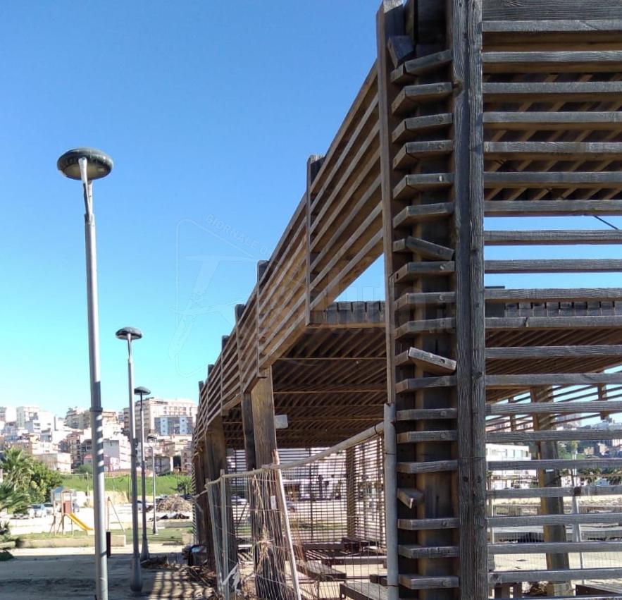 La tromba d’aria fa altri danni al gazebo dello Stazzone, il comitato di quartiere: “Si intervenga subito o si rimuove”