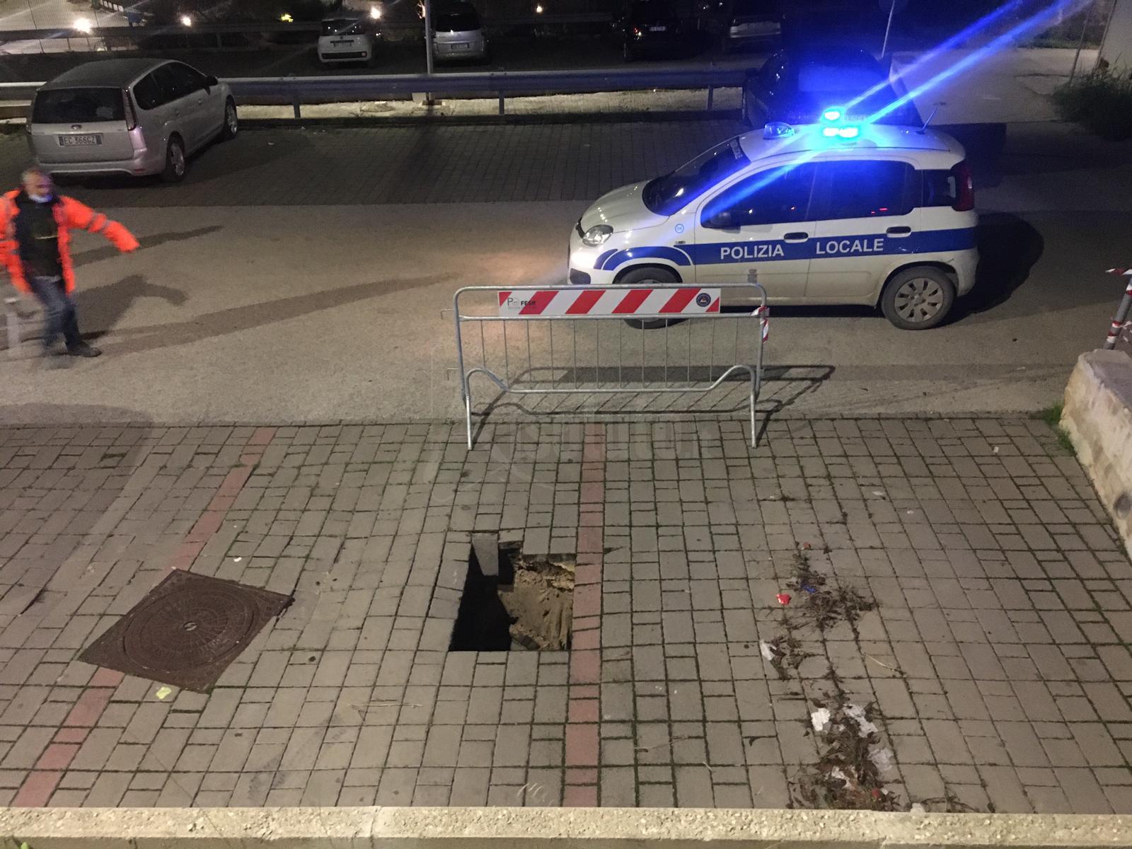 Cede la pavimentazione del parcheggio di via Modigliani a Sciacca, transennata una parte dei posti auto per precauzione