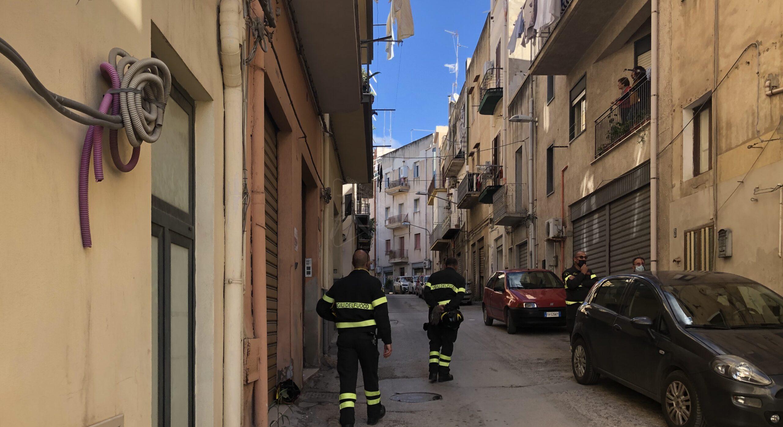 Si stacca il pluviale da una casa di via Bevaio a Sciacca, strada chiusa al transito