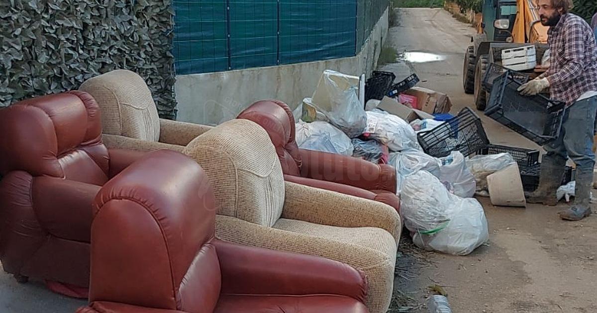 A Menfi si completa il ritiro dei rifiuti ingombranti dalle case danneggiate dal nubifragio