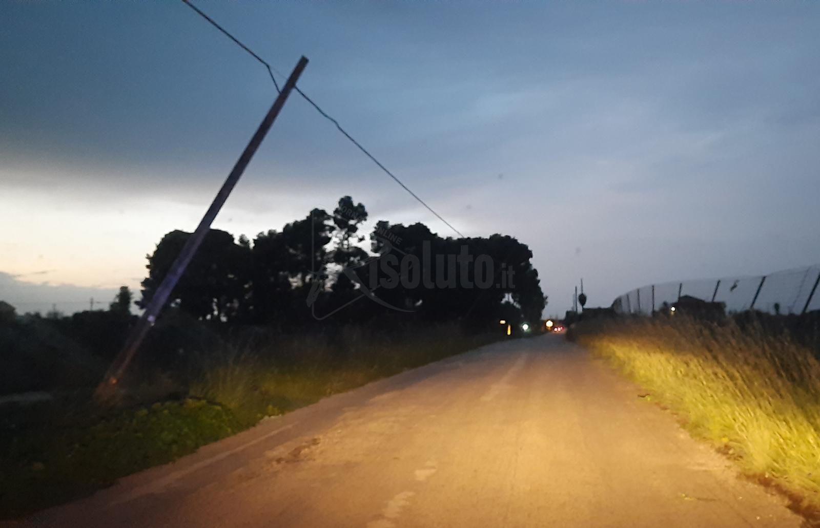 Pali inclinati nella strada per contrada Raganella a Sciacca, effettuato intervento di messa in sicurezza