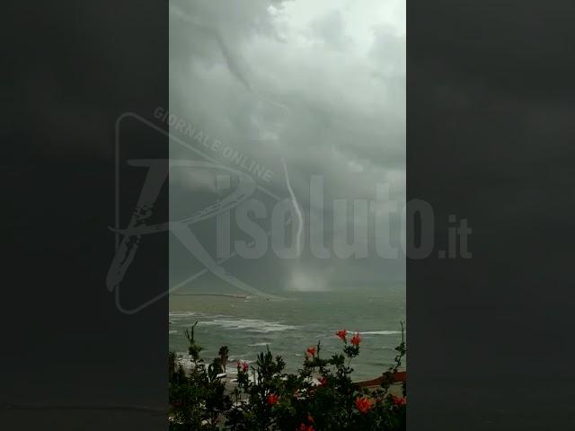 Tromba marina nel porto di Sciacca, ecco il momento in cui il vortice tocca terra e si dissolve (Video)