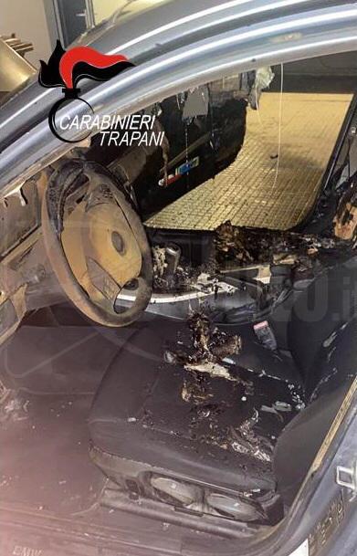 Brucia l’auto di un amico della ex per gelosia, arrestato a Trapani un uomo di 32 anni