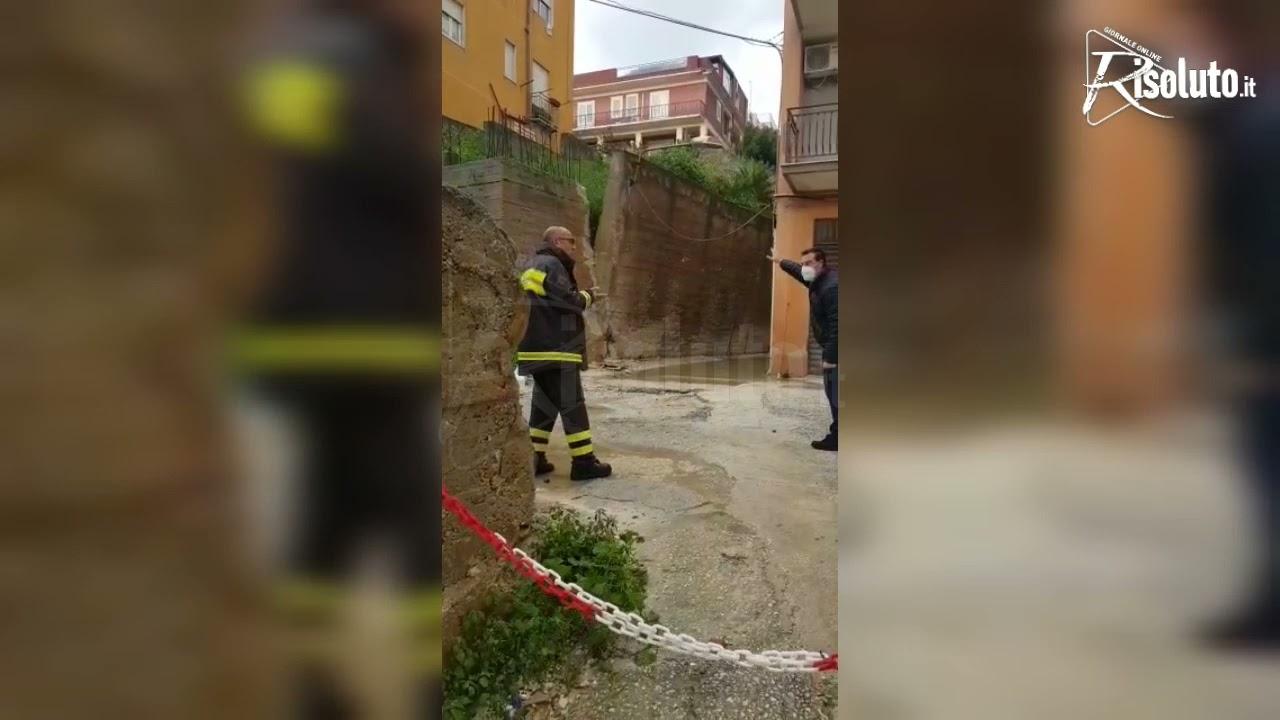 Notte fuori casa per 19 famiglie di via Lido, le immagini del crollo del muro