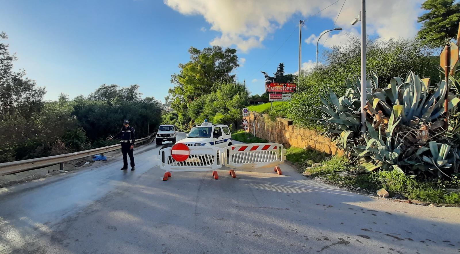 Via Ghezzi percorribile solo verso via Aldo Moro per ripristino dei semafori