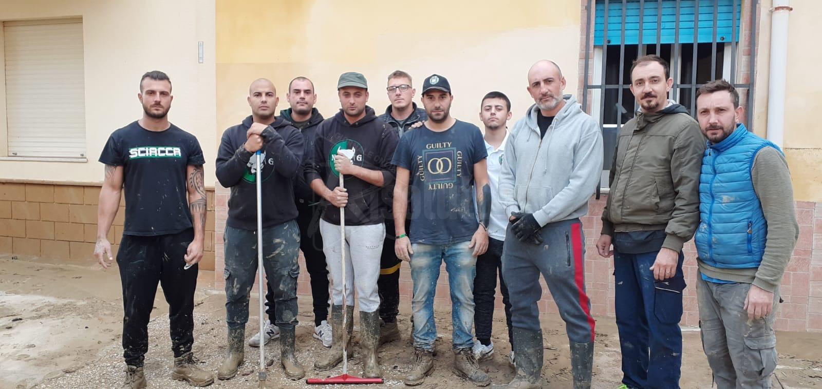 Gli ultras dell’Unitas Sciacca aiutano a spalare fango dalle case della Foggia