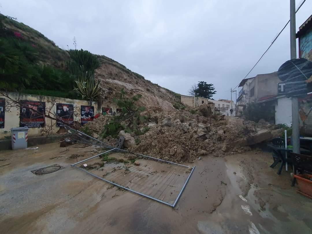 Frane e danni anche a Porto Palo e Lido Fiori a Menfi, allagato il palazzetto dello sport