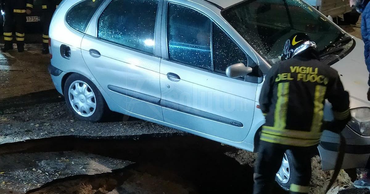 Si apre voragine in strada a Ribera, coinvolte due auto