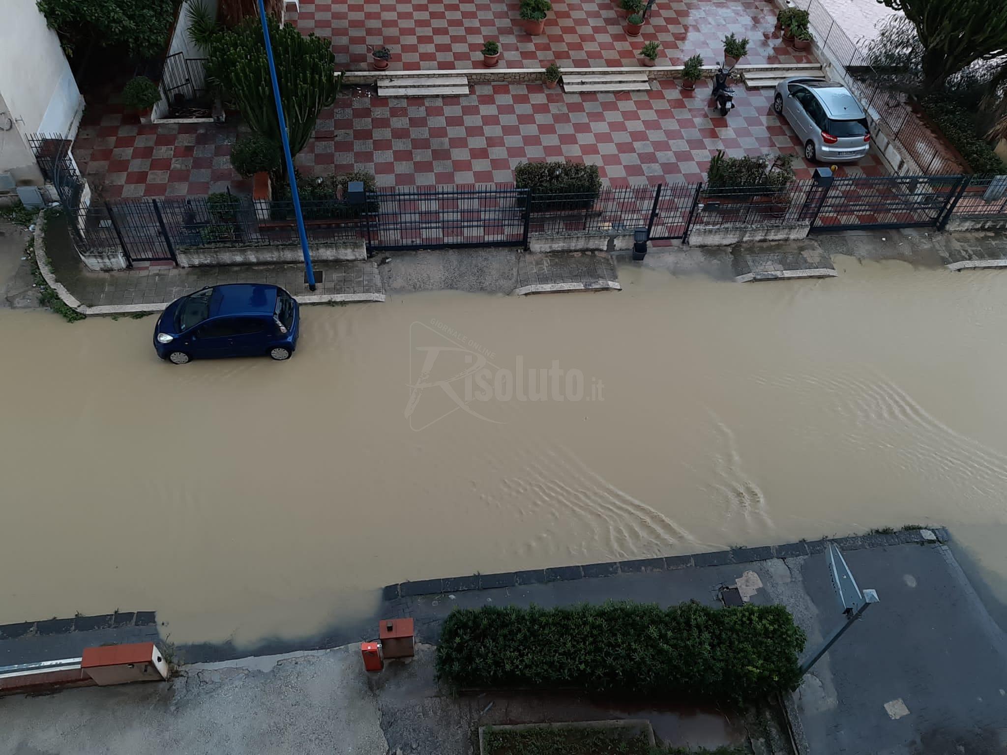 Maltempo a Sciacca, saltano i tombini anche di via Lido e danni alla pavimentazione di piazza San Vito