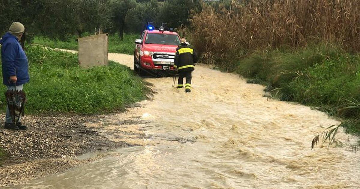 Maltempo a Sciacca, via Carcossea come un fiume e alcune famiglie isolate
