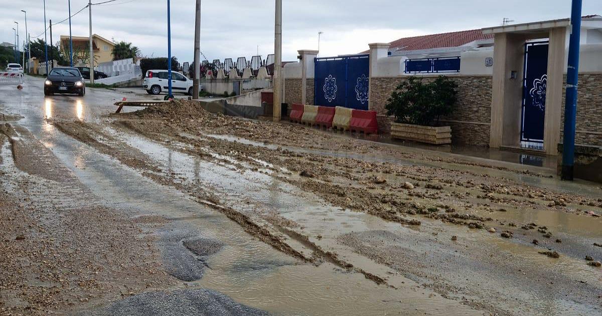 Notte di pioggia a Sciacca e via Lido e' ancora un tappeto di fango e liquami