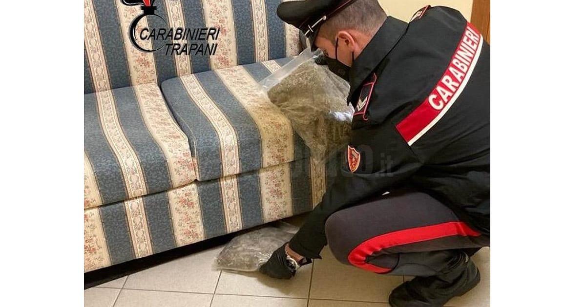 Viene arrestato a Marsala per avere nascosto un chilo di marijuana sotto il divano mentre il padre viola la quarantena essendo positivo al covid-19