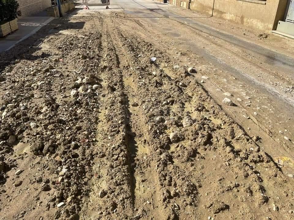 Via Lido, il Comune procede in "somma urgenza" ma il fango resta in strada